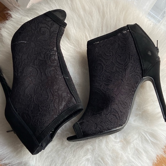 BLACK LACE ANKLE BOOTS - Picture 2 of 3